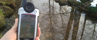 Ein GPS-Gerät beim Geocaching