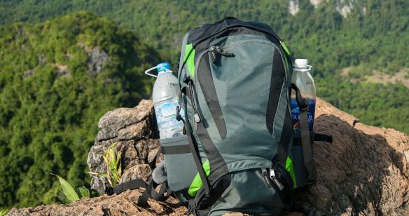 Wanderrucksack auf einem Felsvorsprung