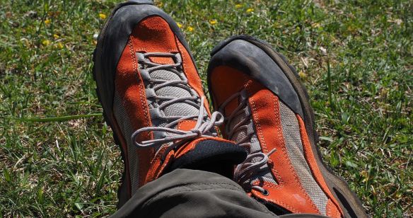 Wanderschuhe eines Wanderers der sie überkreuzt