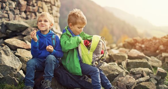 Zwei Jungs machen eine Pause beim Wandern