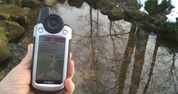 Ein GPS-Gerät beim Geocaching