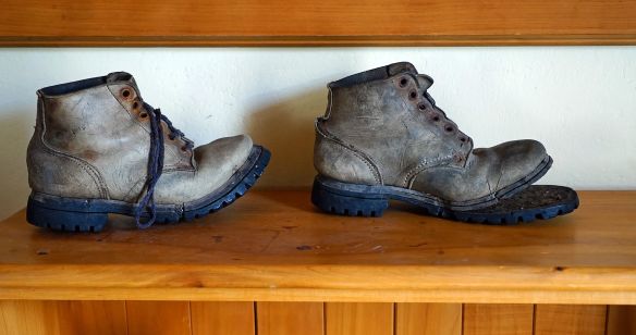 Alte Wanderschuhe mit gelösten Sohlen