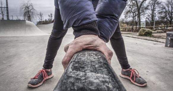 Mann an Baumstamm beim Training