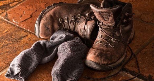 Wanderschuhe aus Leder und Strümpfe liegen nebeneinander