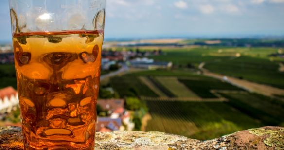 Dubbeglas vor Ausblick auf Pfalz