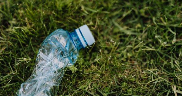 Leere Plastikflasche auf Boden