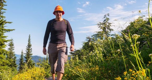 Wanderer mit Sonnenhut und UV-Shirt in der Natur