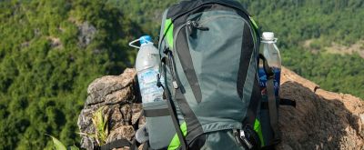 Wanderrucksack Wanderrucksack auf einem Felsvorsprung
