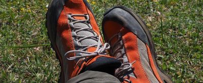 Wanderschuhe eines Wanderers der sie überkreuzt