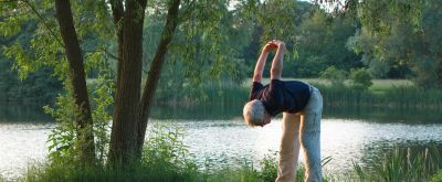 Mann macht Kraftübung am See