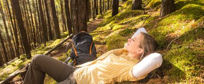 Wanderin entspannt im Kiefernwald