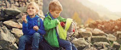 Picknick beim Wandern Zwei Jungs machen eine Pause beim Wandern