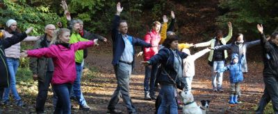 Gesundheitswandern, Wandergruppe führt Übungen aus