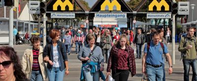 Besucher vor dem Haupteingang des Maimarkts in Mannheim
