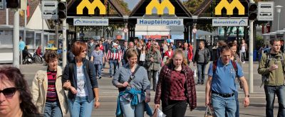 Maimarkt Besucher vor dem Haupteingang des Maimarkts in Mannheim