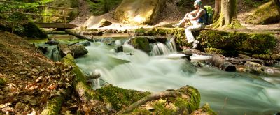 Das romantische Karlstal Wanderin entspannt an einem See im Wald