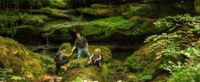 Hexenklamm Wanderer in der Hexenklamm