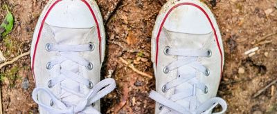 Freizeitschuhe Converse Chucks schmutzig vom Wandern