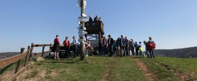 Himmelstour bei Katzweiler Wanderer genießen die herrliche Aussicht bei der Himmelstour
