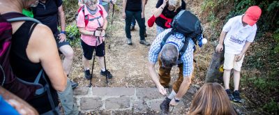 Wanderexperte Jürgen Wachowski zeigt, wie Wanderschuhe richtig geschnürt werden