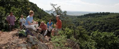 Ausblick auf dem Weg zur Ruine Wildenstein Wanderer sitzen auf Felsen und genießen die Aussicht