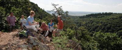 Wanderer sitzen auf Felsen und genießen die Aussicht