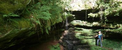 Hexenklamm-Panorama Mann mit Wanderstock in der Hexenklamm