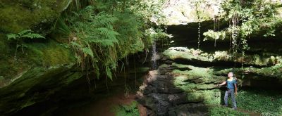 Mann mit Wanderstock in der Hexenklamm