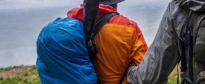 Blindenführer Blindenführer hilft einem Blinden bei der Wanderung