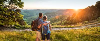 Wanderer genießen die herrliche Aussicht auf der Pfälzer Hüttentour