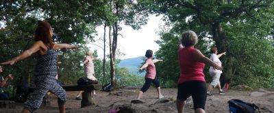 Wanderer machen Yoga-Übungen