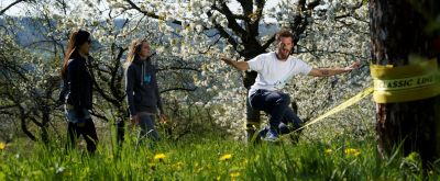 Slackliner in der Natur