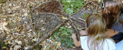 Kinder legen ein Waldmandala