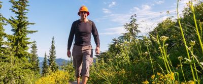Wanderer mit Sonnenhut und UV-Shirt in der Natur