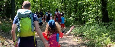 Familienwanderung Familien wandern durch den Wald