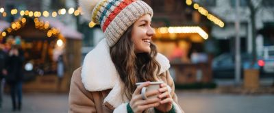 Weihnachtsmärkte in der Pfalz Frau mit Mütze und Teetasse auf einem Weihnachtsmarkt
