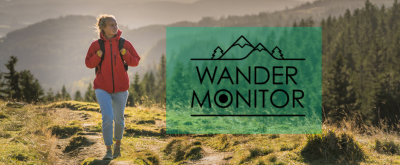 Wandermonitor Wanderin in der Natur und Logo Wandermonitor