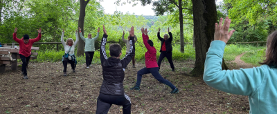 Wanderer machen Yoga im Wald