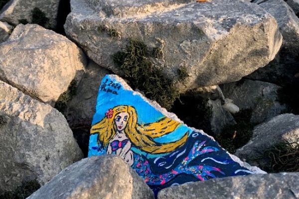 EIn bemalter Stein mit einer Meerjungfrau