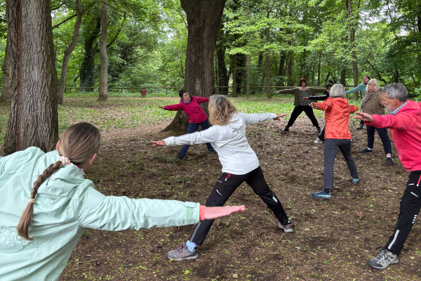 Wanderer machen Yoga im Wald