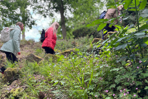 Wanderer auf dem Limburg-Hardenburg-Rundweg