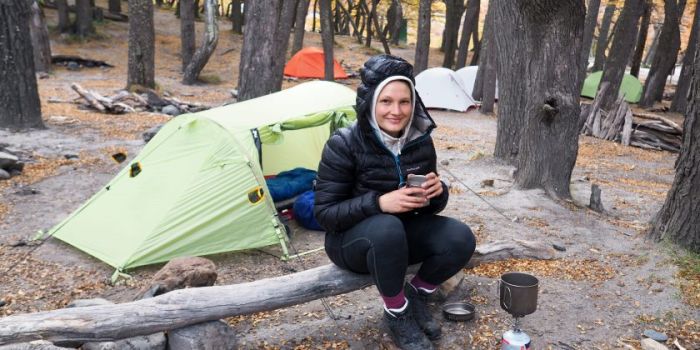 Fräulein Draußen unterwegs in Patagonien Kathrin Heckmann sitzt vor ihrem Zelt