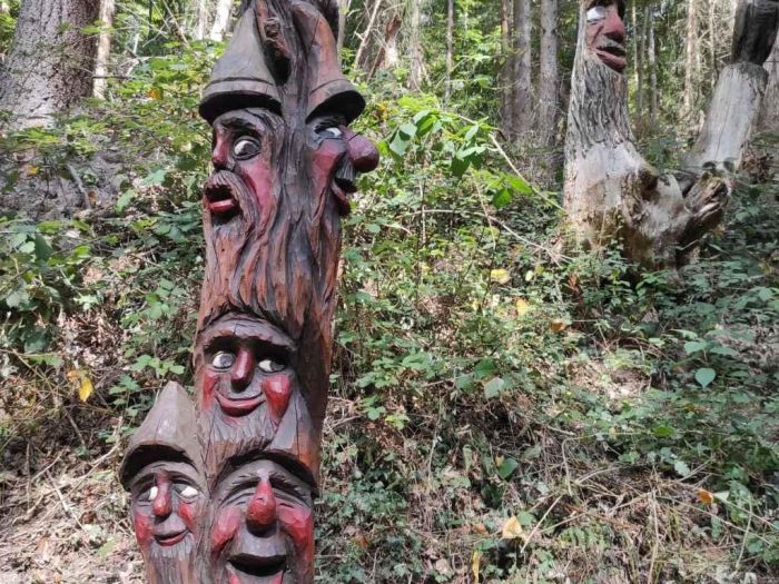 Waldgeisterweg Kleine Waldgeister am Wegesrand beim Waldgeisterweg