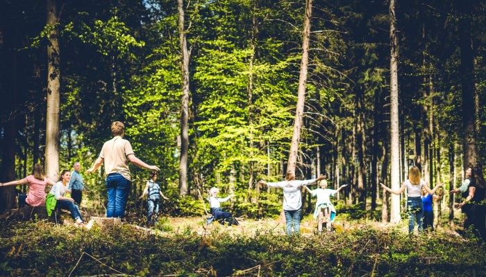 Gruppe bei einer Atemwanderung im Wald