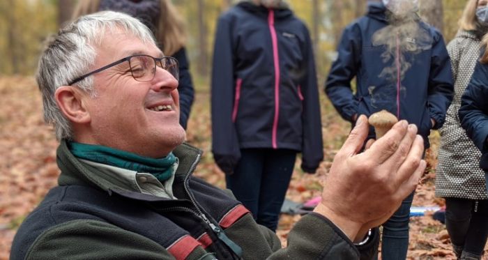 Volker Westermann mit Jugendlichen im Wald