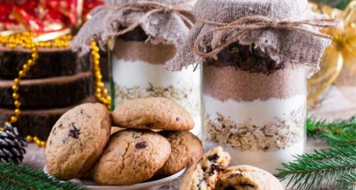 Selbstgemachte Backmischung zwei Gläser gefüllt mit Backmischungen, vorne im Bild sind Cookies zu sehen