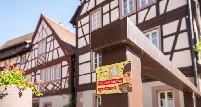 TrifelsErlebnisWeg Blick auf eine Hinweistafel mit QR Code des TrifelsErlebnisWegs